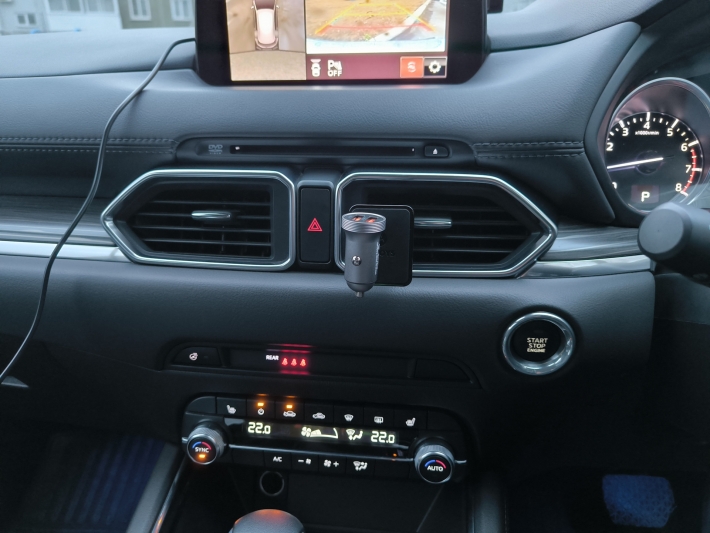 Автомобильное зарядное устройство Arroys CR-3 в металлическом корпусе с двумя разъемами USB-A / Quick Charge 3.0